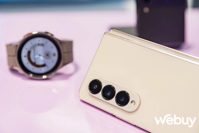 Cận cảnh điện thoại gập Galaxy Z Fold/ Z Flip thế hệ thứ 4 tại Việt Nam: Thiết kế gọn nhẹ, thêm nhiều tính năng đa nhiệm, pin lớn hơn, dùng Snapdragon 8 Gen1 - Ảnh 23. Cận cảnh điện thoại gập Galaxy Z Fold/ Z Flip thế hệ thứ 4 tại Việt Nam: Thiết kế gọn nhẹ, thêm nhiều tính năng đa nhiệm, pin lớn hơn, dùng Snapdragon 8 Gen1 - Ảnh 23.