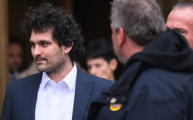 Sam “Xoăn” bị quản thúc tại gia: Bị bạn bè xa lánh, thời gian chủ yếu chơi game nhưng không dám chơi online vì sợ bị nhận ra - Ảnh 1. Sam “Xoăn” bị quản thúc tại gia: Bị bạn bè xa lánh, thời gian chủ yếu chơi game nhưng không dám chơi online vì sợ bị nhận ra - Ảnh 1.