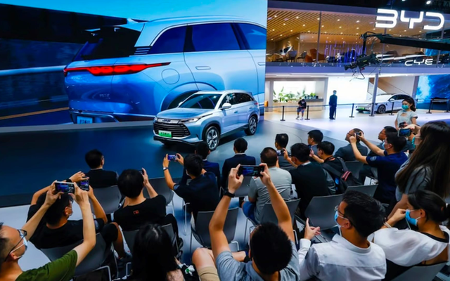 'Gừng càng già càng cay': Hãng xe điện được Warren Buffett hậu thuẫn ‘chiếm ngôi vương’ của Tesla, bán được nhiều xe chưa từng thấy - Ảnh 1. 'Gừng càng già càng cay': Hãng xe điện được Warren Buffett hậu thuẫn ‘chiếm ngôi vương’ của Tesla, bán được nhiều xe chưa từng thấy - Ảnh 1.