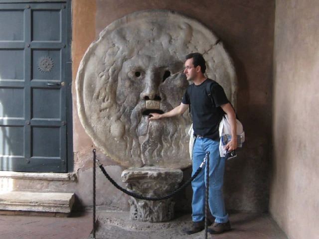 Mouth of Truth: Một chiếc mặt nạ bằng đá cẩm thạch hay máy phát hiện nói dối cổ xưa của Rome? - Ảnh 2. Mouth of Truth: Một chiếc mặt nạ bằng đá cẩm thạch hay máy phát hiện nói dối cổ xưa của Rome? - Ảnh 2.