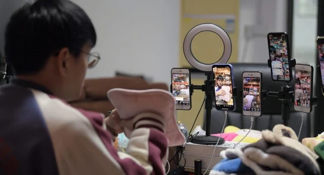 Bong bóng livestream Trung Quốc nổ tung: ‘Khô cổ’ cả tháng không bán được sản phẩm nào, lên sóng chỉ có 4 mắt xem - Ảnh 1. Bong bóng livestream Trung Quốc nổ tung: ‘Khô cổ’ cả tháng không bán được sản phẩm nào, lên sóng chỉ có 4 mắt xem - Ảnh 1.