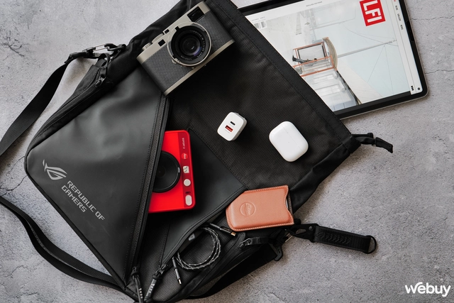 'Trên vai' túi đeo chéo ROG Archer Messenger 14: Nhiều ngăn nhỏ, kháng nước, đựng được laptop 14 inch- Ảnh 1. 'Trên vai' túi đeo chéo ROG Archer Messenger 14: Nhiều ngăn nhỏ, kháng nước, đựng được laptop 14 inch- Ảnh 1.