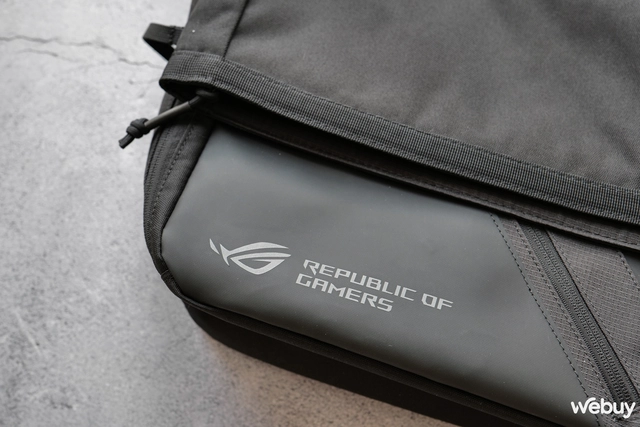 'Trên vai' túi đeo chéo ROG Archer Messenger 14: Nhiều ngăn nhỏ, kháng nước, đựng được laptop 14 inch- Ảnh 4. 'Trên vai' túi đeo chéo ROG Archer Messenger 14: Nhiều ngăn nhỏ, kháng nước, đựng được laptop 14 inch- Ảnh 4.