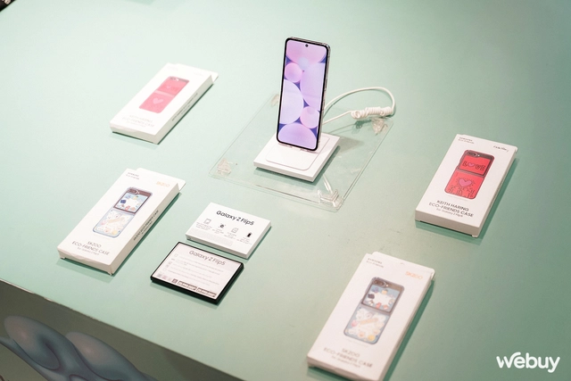 Giới trẻ Hà Nội thích thú nhập hội “Iu Vĩbe”, tự làm ốp lưng len thêu tay và in áo với Galaxy Z Flip5- Ảnh 29. Giới trẻ Hà Nội thích thú nhập hội “Iu Vĩbe”, tự làm ốp lưng len thêu tay và in áo với Galaxy Z Flip5- Ảnh 29.