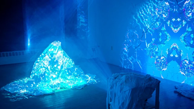 Bức xạ Cherenkov có thể khiến các hạt chuyển động nhanh hơn tốc độ ánh sáng? - Ảnh 3. Bức xạ Cherenkov có thể khiến các hạt chuyển động nhanh hơn tốc độ ánh sáng? - Ảnh 3.