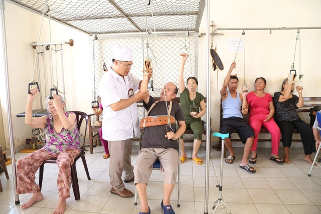 Đột phá: Công nghệ giúp người tai biến liệt 10 năm cử động lại được, giá chỉ 350 triệu VNĐ - Ảnh 2. Đột phá: Công nghệ giúp người tai biến liệt 10 năm cử động lại được, giá chỉ 350 triệu VNĐ - Ảnh 2.