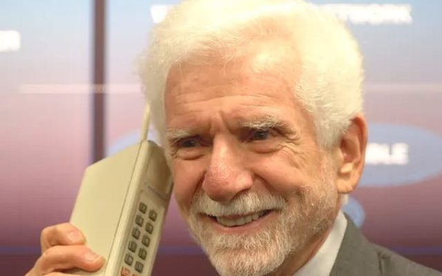 "Cha đẻ" điện thoại di động dự báo: Điện thoại sẽ ‘hòa làm 1’ với con người, nằm dưới da tai, bộ sạc là cơ thể và năng lượng chính là đồ ăn - Ảnh 1. "Cha đẻ" điện thoại di động dự báo: Điện thoại sẽ ‘hòa làm 1’ với con người, nằm dưới da tai, bộ sạc là cơ thể và năng lượng chính là đồ ăn - Ảnh 1.