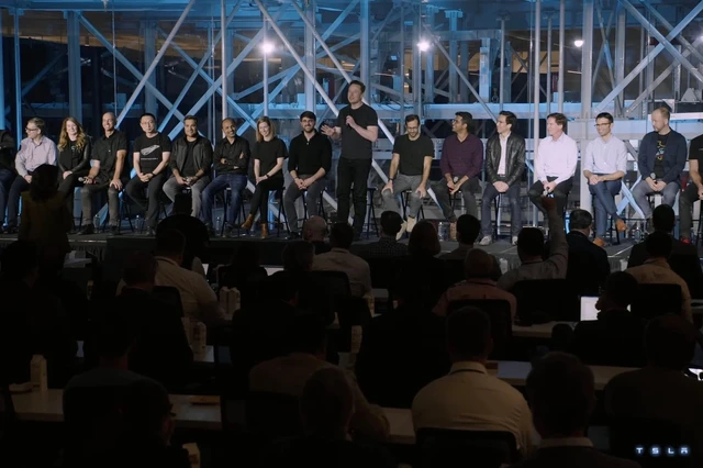 Elon Musk lần đầu tiên giới thiệu đội ngũ lãnh đạo Tesla để xoa dịu cổ đông - Ảnh 1. Elon Musk lần đầu tiên giới thiệu đội ngũ lãnh đạo Tesla để xoa dịu cổ đông - Ảnh 1.