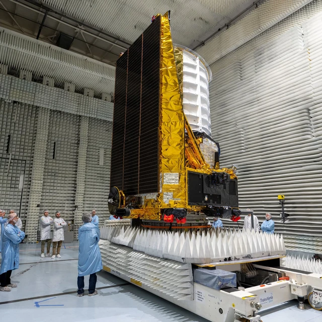 Bằng kính hồng ngoại Euclid, khoa học sẽ lý giải hai bí ẩn mang tên vật chất tối và năng lượng tối - Ảnh 4. Bằng kính hồng ngoại Euclid, khoa học sẽ lý giải hai bí ẩn mang tên vật chất tối và năng lượng tối - Ảnh 4.