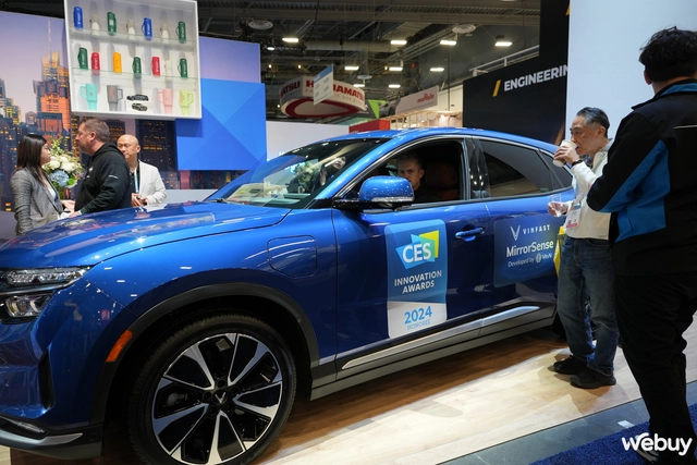 Ngồi dùng thử công nghệ độc đáo của VinFast vừa đạt giải thưởng tại CES 2024: tự điều chỉnh gương bằng trí tuệ nhân tạo đầu tiên trên thế giới- Ảnh 1. Ngồi dùng thử công nghệ độc đáo của VinFast vừa đạt giải thưởng tại CES 2024: tự điều chỉnh gương bằng trí tuệ nhân tạo đầu tiên trên thế giới- Ảnh 1.