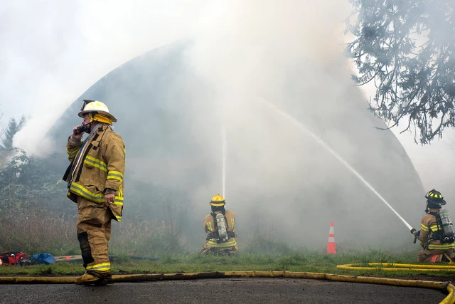 Hoạt động bí mật của lính cứu hỏa: Tại sao họ phun nước vào tường?- Ảnh 2. Hoạt động bí mật của lính cứu hỏa: Tại sao họ phun nước vào tường?- Ảnh 2.