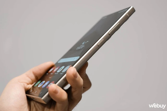 Đây là Galaxy S24 Ultra: Viền titan, màn hình phẳng, Galaxy AI mới ngày đầu nhưng đã hỗ trợ tiếng Việt đầy đủ- Ảnh 1. Đây là Galaxy S24 Ultra: Viền titan, màn hình phẳng, Galaxy AI mới ngày đầu nhưng đã hỗ trợ tiếng Việt đầy đủ- Ảnh 1.