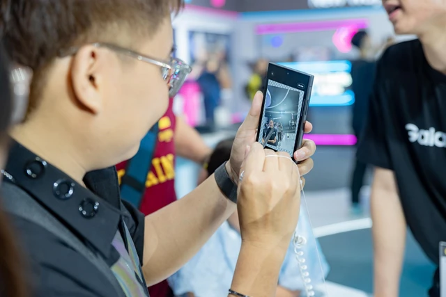 Từ bạn sinh viên sử dụng Galaxy S22 cho tới chàng IT Note Fan, hàng loạt Samfan không giấu khỏi sự hào hứng khi trải nghiệm Galaxy S24 mới- Ảnh 9. Từ bạn sinh viên sử dụng Galaxy S22 cho tới chàng IT Note Fan, hàng loạt Samfan không giấu khỏi sự hào hứng khi trải nghiệm Galaxy S24 mới- Ảnh 9.