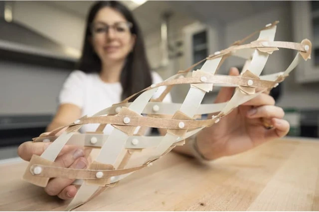 Xu hướng gập &aacute;p dụng l&ecirc;n ăng-ten: thiết bị thu s&oacute;ng mới c&oacute; thể được k&eacute;o d&agrave;i hay gập gọn th&agrave;nh v&ograve;ng đeo tay- Ảnh 1.