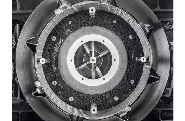 Vì sao NASA mất tới 3 tháng chỉ để mở hai chốt khóa trên hộp chứa đất đá thu thập từ nơi cách Trái đất 6,2 tỷ km?- Ảnh 1. Vì sao NASA mất tới 3 tháng chỉ để mở hai chốt khóa trên hộp chứa đất đá thu thập từ nơi cách Trái đất 6,2 tỷ km?- Ảnh 1.