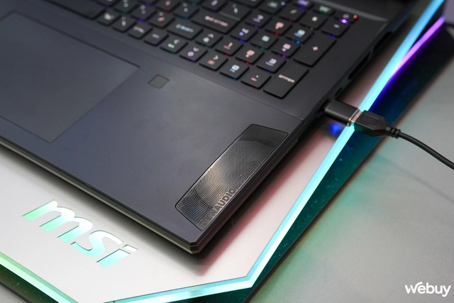 Tr&ecirc;n tay MSI Stealth 18 AI Studio: Vẻ ngo&agrave;i mỏng nhẹ nhưng cấu h&igrave;nh b&ecirc;n trong lại cực 'khủng', ri&ecirc;ng gi&aacute; b&aacute;n cũng bất ngờ kh&ocirc;ng k&eacute;m- Ảnh 9.