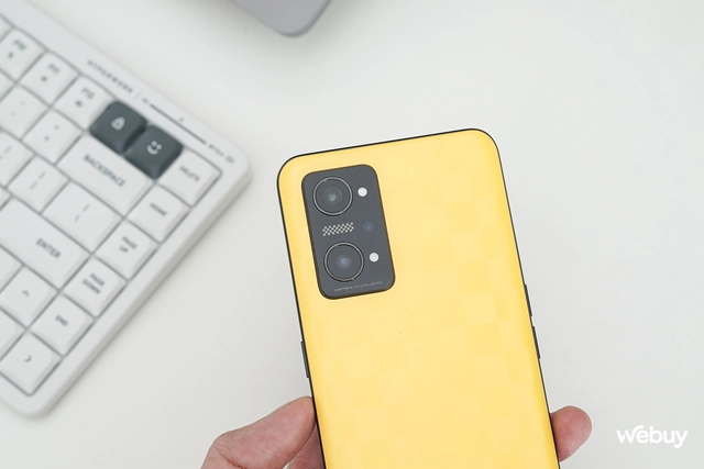 Điện thoại này giá 4,9 triệu có màn hình AMOLED 120Hz, chip "đầu 8" chơi game cực ngon, pin 5.000mAh kèm sạc nhanh 80W- Ảnh 7. Điện thoại này giá 4,9 triệu có màn hình AMOLED 120Hz, chip "đầu 8" chơi game cực ngon, pin 5.000mAh kèm sạc nhanh 80W- Ảnh 7.