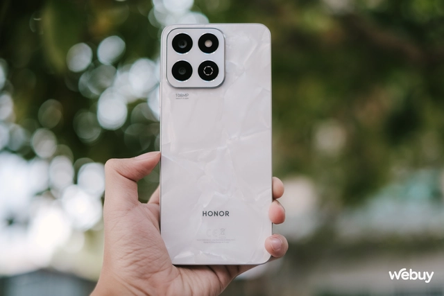 Trên tay smartphone chính hãng giá dưới 5 triệu đồng đáng mua: Camera 108MP, pin 6.000mAh mà lại còn được tặng cả vòng đeo tay thông minh- Ảnh 1. Trên tay smartphone chính hãng giá dưới 5 triệu đồng đáng mua: Camera 108MP, pin 6.000mAh mà lại còn được tặng cả vòng đeo tay thông minh- Ảnh 1.