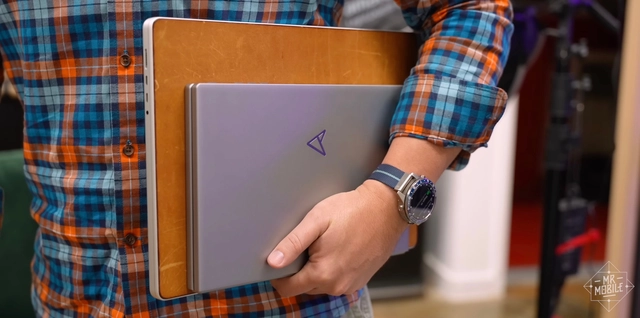 Reviewer đánh giá màn hình di động gập đôi của Asus: Chất lượng tốt nhưng vẫn như bản thử nghiệm, giá "trên trời" nên khó có người mua- Ảnh 7. Reviewer đánh giá màn hình di động gập đôi của Asus: Chất lượng tốt nhưng vẫn như bản thử nghiệm, giá "trên trời" nên khó có người mua- Ảnh 7.