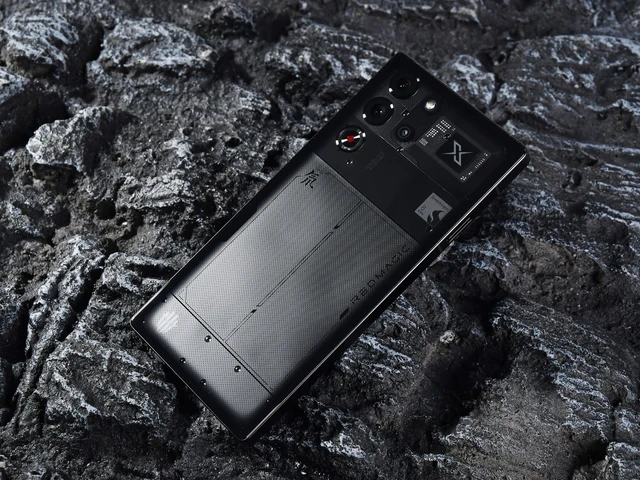 Cận cảnh smartphone chơi game pin 7.050mAh, camera ẩn màn hình, chip Snapdragon 8 Elite cực mạnh, giá ngang iPhone 16- Ảnh 2. Cận cảnh smartphone chơi game pin 7.050mAh, camera ẩn màn hình, chip Snapdragon 8 Elite cực mạnh, giá ngang iPhone 16- Ảnh 2.