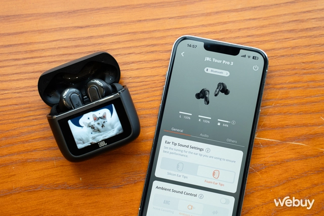 Trải nghiệm JBL Tour Pro 3 mới: Quá nhiều tính năng, hộp sạc cảm ứng tiện lợi hơn, đắt nhưng xắt ra miếng- Ảnh 1. Trải nghiệm JBL Tour Pro 3 mới: Quá nhiều tính năng, hộp sạc cảm ứng tiện lợi hơn, đắt nhưng xắt ra miếng- Ảnh 1.