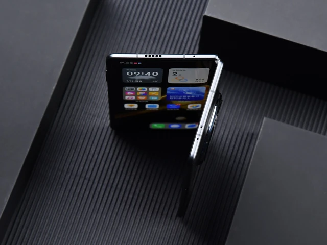 Ra mắt điện thoại gập mỏng nhẹ nhất: Nhẹ hơn iPhone 16 Pro Max, Snapdragon 8 Gen 3, giá chính hãng 39,99 triệu đồng- Ảnh 1. Ra mắt điện thoại gập mỏng nhẹ nhất: Nhẹ hơn iPhone 16 Pro Max, Snapdragon 8 Gen 3, giá chính hãng 39,99 triệu đồng- Ảnh 1.