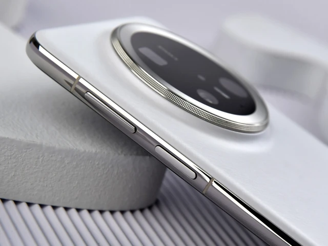 Ảnh thực tế Huawei Mate 70 Pro+: Mặt lưng "độc lạ", chip tự làm hiệu năng AnTuTu chỉ hơn 1 triệu điểm, giá ngang iPhone 16 Pro- Ảnh 4. Ảnh thực tế Huawei Mate 70 Pro+: Mặt lưng "độc lạ", chip tự làm hiệu năng AnTuTu chỉ hơn 1 triệu điểm, giá ngang iPhone 16 Pro- Ảnh 4.