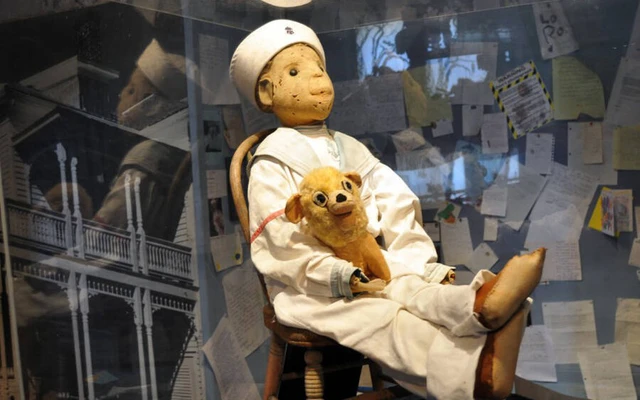 Bí ẩn về con búp bê kinh dị Robert the Doll- Ảnh 1. Bí ẩn về con búp bê kinh dị Robert the Doll- Ảnh 1.