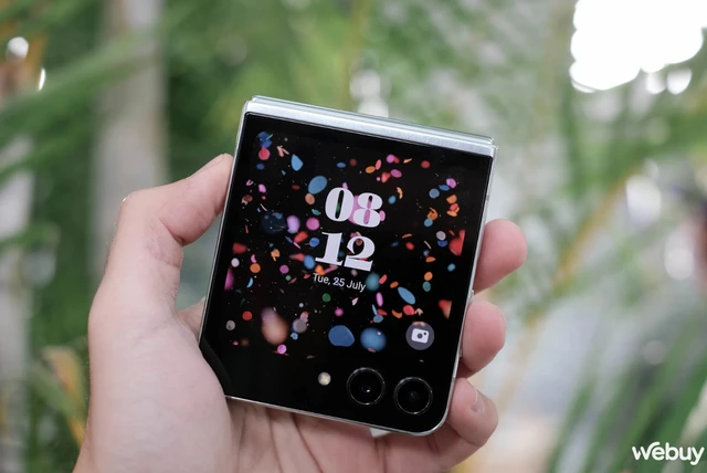 Từ Galaxy Z Flip1 đến 5: Samsung đã hồi sinh điện thoại vỏ sò như thế nào để trở thành smartphone màn hình gập phổ biến nhất- Ảnh 8. Từ Galaxy Z Flip1 đến 5: Samsung đã hồi sinh điện thoại vỏ sò như thế nào để trở thành smartphone màn hình gập phổ biến nhất- Ảnh 8.