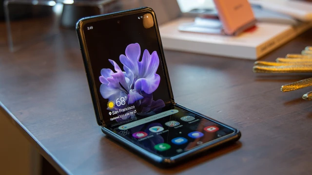 Từ Galaxy Z Flip1 đến 5: Samsung đã hồi sinh điện thoại vỏ sò như thế nào để trở thành smartphone màn hình gập phổ biến nhất- Ảnh 2. Từ Galaxy Z Flip1 đến 5: Samsung đã hồi sinh điện thoại vỏ sò như thế nào để trở thành smartphone màn hình gập phổ biến nhất- Ảnh 2.