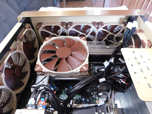 Dòng máy trạm có vẻ ngoài "giản dị" nhưng giá bán lại..."chọc trời": Rẻ nhất cũng hơn 1 tỷ đồng, trang bị cấu hình tối tân để phục vụ một tác vụ đặc biệt- Ảnh 3. Dòng máy trạm có vẻ ngoài "giản dị" nhưng giá bán lại..."chọc trời": Rẻ nhất cũng hơn 1 tỷ đồng, trang bị cấu hình tối tân để phục vụ một tác vụ đặc biệt- Ảnh 3.