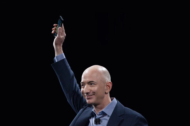 1% giàu nhất thế giới đang dùng điện thoại Android hay iPhone: Người fan cứng, người soi mãi chưa biết dùng máy gì- Ảnh 3. 1% giàu nhất thế giới đang dùng điện thoại Android hay iPhone: Người fan cứng, người soi mãi chưa biết dùng máy gì- Ảnh 3.