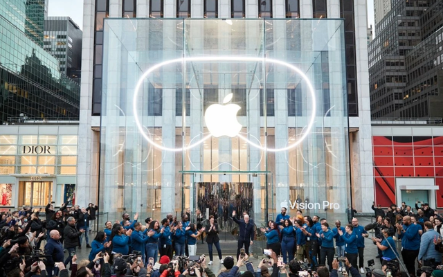 Cảnh tượng chưa từng có ở Apple: Đám đông xếp hàng mua Vision Pro, có người đợi từ 9h tối hôm trước- Ảnh 1. Cảnh tượng chưa từng có ở Apple: Đám đông xếp hàng mua Vision Pro, có người đợi từ 9h tối hôm trước- Ảnh 1.