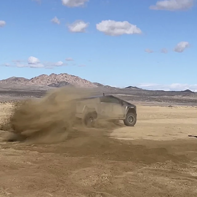 Mang thử Cybertruck đi off-road, ai ngờ g&atilde;y lu&ocirc;n cả b&aacute;nh xe!- Ảnh 8.