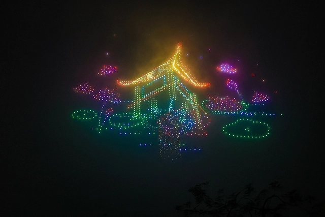 Vì sao hàng nghìn drone có thể 'vẽ' hình ánh sáng trên bầu trời đêm Hà Nội mà không va chạm với nhau?- Ảnh 3. Vì sao hàng nghìn drone có thể 'vẽ' hình ánh sáng trên bầu trời đêm Hà Nội mà không va chạm với nhau?- Ảnh 3.