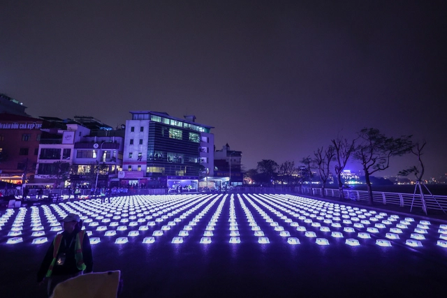 Vì sao hàng nghìn drone có thể 'vẽ' hình ánh sáng trên bầu trời đêm Hà Nội mà không va chạm với nhau?- Ảnh 6. Vì sao hàng nghìn drone có thể 'vẽ' hình ánh sáng trên bầu trời đêm Hà Nội mà không va chạm với nhau?- Ảnh 6.