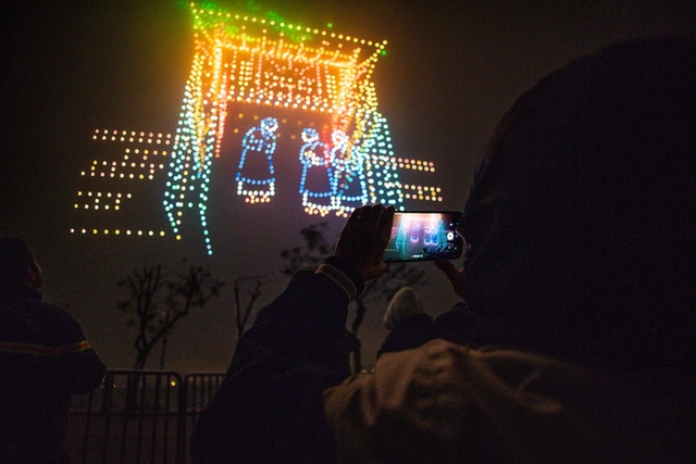 Vì sao hàng nghìn drone có thể 'vẽ' hình ánh sáng trên bầu trời đêm Hà Nội mà không va chạm với nhau?- Ảnh 2. Vì sao hàng nghìn drone có thể 'vẽ' hình ánh sáng trên bầu trời đêm Hà Nội mà không va chạm với nhau?- Ảnh 2.