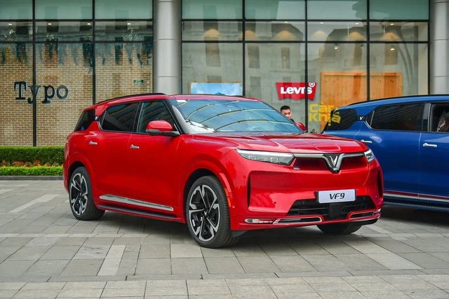 VinFast lại chơi lớn: Hỗ trợ vay mua xe điện thời hạn 8 năm, giá trị 70% giá xe, đem tiền ‘tặng’ khách mua xe xăng cũ- Ảnh 1. VinFast lại chơi lớn: Hỗ trợ vay mua xe điện thời hạn 8 năm, giá trị 70% giá xe, đem tiền ‘tặng’ khách mua xe xăng cũ- Ảnh 1.