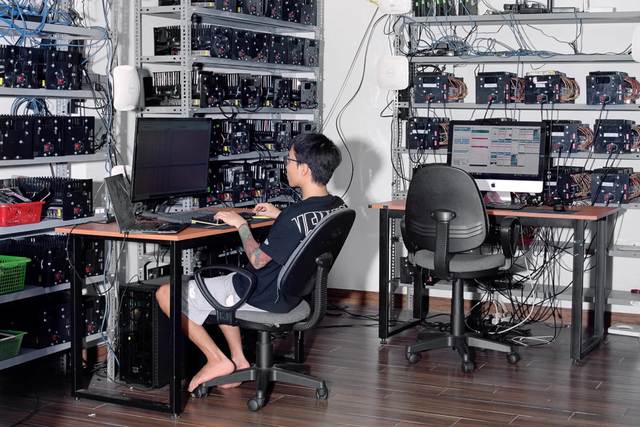 Nhiếp ảnh gia nước ngoài đột nhập 'trại cày view' tại Việt Nam, hé lộ cách hàng nghìn chiếc điện thoại không màn hình 'thao túng' thuật toán Facebook, TikTok- Ảnh 1. Nhiếp ảnh gia nước ngoài đột nhập 'trại cày view' tại Việt Nam, hé lộ cách hàng nghìn chiếc điện thoại không màn hình 'thao túng' thuật toán Facebook, TikTok- Ảnh 1.