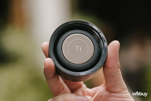 Trên tay bình giữ nhiệt Xiaomi giá chỉ hơn 600K: Dùng chất liệu siêu nhẹ và cao cấp giống iPhone 15 Pro Max, dung tích 480ml- Ảnh 5. Trên tay bình giữ nhiệt Xiaomi giá chỉ hơn 600K: Dùng chất liệu siêu nhẹ và cao cấp giống iPhone 15 Pro Max, dung tích 480ml- Ảnh 5.