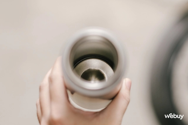 Trên tay bình giữ nhiệt Xiaomi giá chỉ hơn 600K: Dùng chất liệu siêu nhẹ và cao cấp giống iPhone 15 Pro Max, dung tích 480ml- Ảnh 11. Trên tay bình giữ nhiệt Xiaomi giá chỉ hơn 600K: Dùng chất liệu siêu nhẹ và cao cấp giống iPhone 15 Pro Max, dung tích 480ml- Ảnh 11.