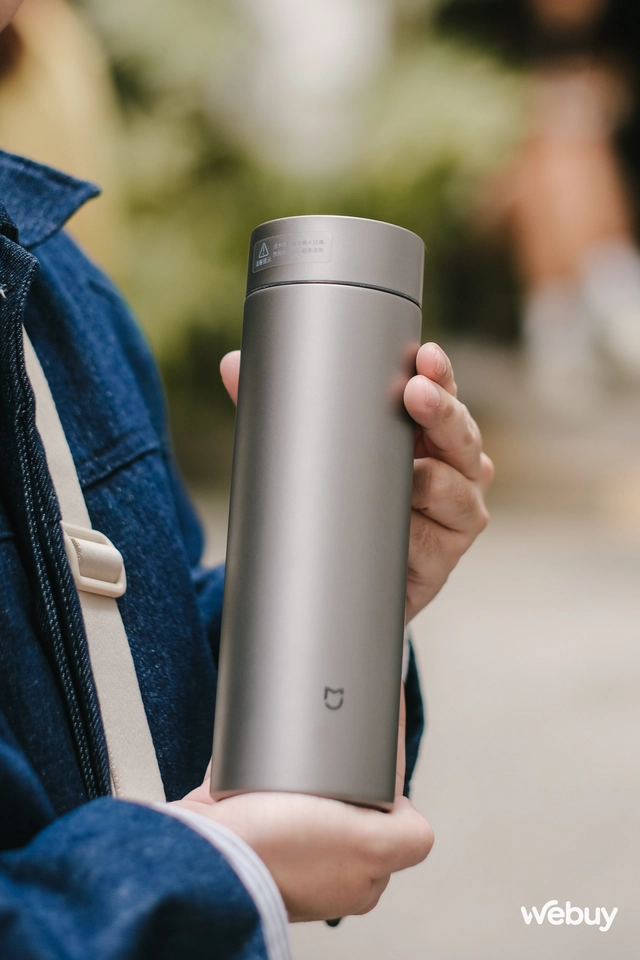 Trên tay bình giữ nhiệt Xiaomi giá chỉ hơn 600K: Dùng chất liệu siêu nhẹ và cao cấp giống iPhone 15 Pro Max, dung tích 480ml- Ảnh 3. Trên tay bình giữ nhiệt Xiaomi giá chỉ hơn 600K: Dùng chất liệu siêu nhẹ và cao cấp giống iPhone 15 Pro Max, dung tích 480ml- Ảnh 3.