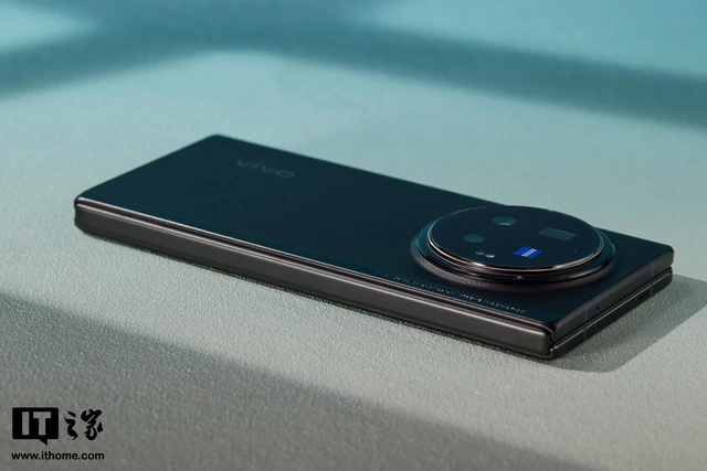 Cận cảnh smartphone màn hình gập mỏng nhẹ nhất thế giới: Nhẹ hơn cả iPhone 15 Pro Max, mỏng chỉ 4.65mm, mà pin vẫn tận 5.500mAh- Ảnh 25. Cận cảnh smartphone màn hình gập mỏng nhẹ nhất thế giới: Nhẹ hơn cả iPhone 15 Pro Max, mỏng chỉ 4.65mm, mà pin vẫn tận 5.500mAh- Ảnh 25.