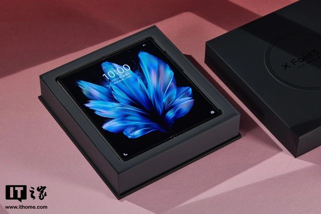 Cận cảnh smartphone màn hình gập mỏng nhẹ nhất thế giới: Nhẹ hơn cả iPhone 15 Pro Max, mỏng chỉ 4.65mm, mà pin vẫn tận 5.500mAh- Ảnh 4. Cận cảnh smartphone màn hình gập mỏng nhẹ nhất thế giới: Nhẹ hơn cả iPhone 15 Pro Max, mỏng chỉ 4.65mm, mà pin vẫn tận 5.500mAh- Ảnh 4.