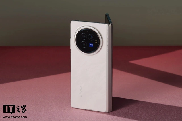 Cận cảnh smartphone màn hình gập mỏng nhẹ nhất thế giới: Nhẹ hơn cả iPhone 15 Pro Max, mỏng chỉ 4.65mm, mà pin vẫn tận 5.500mAh- Ảnh 8. Cận cảnh smartphone màn hình gập mỏng nhẹ nhất thế giới: Nhẹ hơn cả iPhone 15 Pro Max, mỏng chỉ 4.65mm, mà pin vẫn tận 5.500mAh- Ảnh 8.