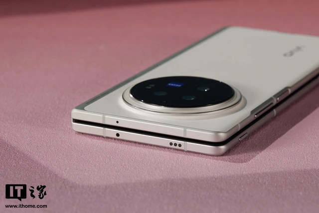 Cận cảnh smartphone màn hình gập mỏng nhẹ nhất thế giới: Nhẹ hơn cả iPhone 15 Pro Max, mỏng chỉ 4.65mm, mà pin vẫn tận 5.500mAh- Ảnh 13. Cận cảnh smartphone màn hình gập mỏng nhẹ nhất thế giới: Nhẹ hơn cả iPhone 15 Pro Max, mỏng chỉ 4.65mm, mà pin vẫn tận 5.500mAh- Ảnh 13.