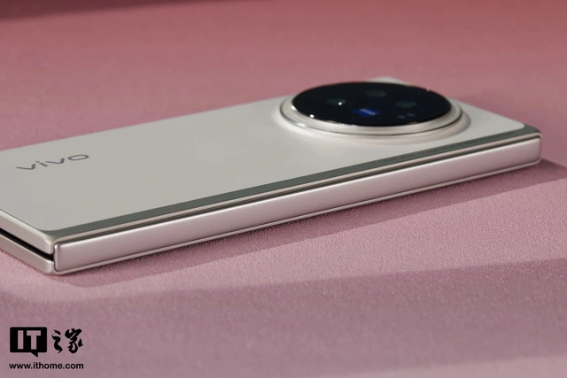 Cận cảnh smartphone màn hình gập mỏng nhẹ nhất thế giới: Nhẹ hơn cả iPhone 15 Pro Max, mỏng chỉ 4.65mm, mà pin vẫn tận 5.500mAh- Ảnh 6. Cận cảnh smartphone màn hình gập mỏng nhẹ nhất thế giới: Nhẹ hơn cả iPhone 15 Pro Max, mỏng chỉ 4.65mm, mà pin vẫn tận 5.500mAh- Ảnh 6.