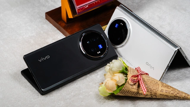 Ra mắt smartphone gập mỏng nhẹ nhất thế giới: Nhẹ hơn cả iPhone 15 Pro Max nhưng vẫn có pin lớn, giá 24 triệu đồng- Ảnh 1. Ra mắt smartphone gập mỏng nhẹ nhất thế giới: Nhẹ hơn cả iPhone 15 Pro Max nhưng vẫn có pin lớn, giá 24 triệu đồng- Ảnh 1.