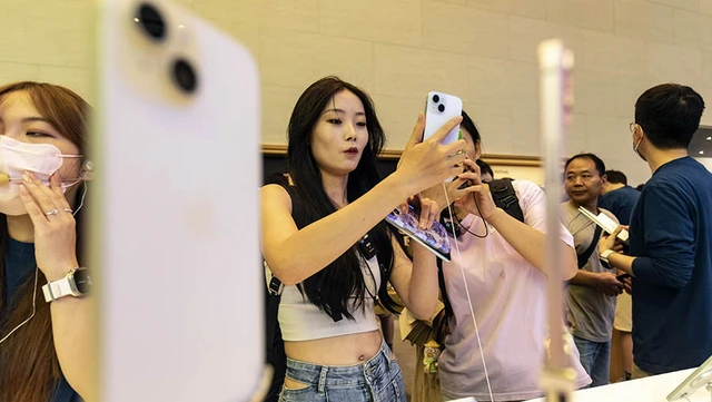 iPhone gặp thảm họa tại Trung Quốc: doanh số sụt giảm 33% sau một tháng, chỉ bằng 60% so với cùng kỳ năm ngoái- Ảnh 1. iPhone gặp thảm họa tại Trung Quốc: doanh số sụt giảm 33% sau một tháng, chỉ bằng 60% so với cùng kỳ năm ngoái- Ảnh 1.
