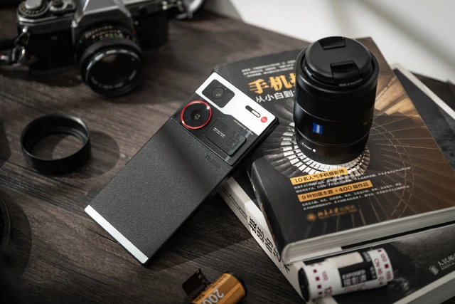 Cận cảnh smartphone chuyên chụp ảnh: Thiết kế giống máy film cổ điển nhưng hiệu năng vô đối với chip Snapdragon 8 Gen 3, giá rẻ bằng nửa Galaxy S24 Ultra- Ảnh 2. Cận cảnh smartphone chuyên chụp ảnh: Thiết kế giống máy film cổ điển nhưng hiệu năng vô đối với chip Snapdragon 8 Gen 3, giá rẻ bằng nửa Galaxy S24 Ultra- Ảnh 2.